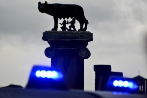 Mafia Roma, la lupa capitolina vista attraverso le luci di un mezzo dei Carabinieri