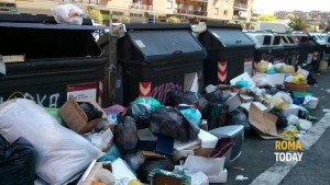 Piazza dei Tribuni sommersa dai rifiuti-4