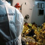 Migranti soccorsi da nave Guardia di finanza
